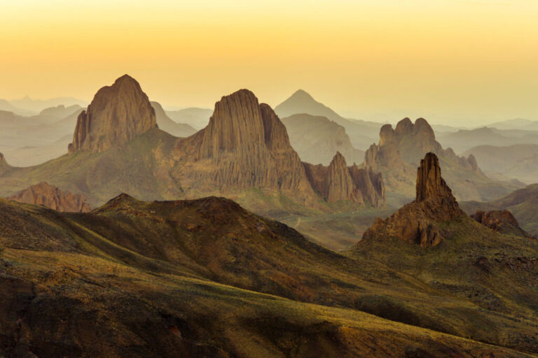 Randonnées dans le Hoggar en Algérie — montagnes et désert à Tamanrasset