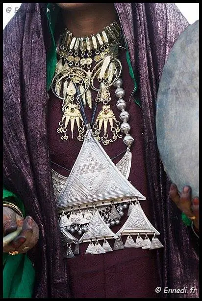 Tuareg woman in Djanet — traditional dress and Saharan identity
