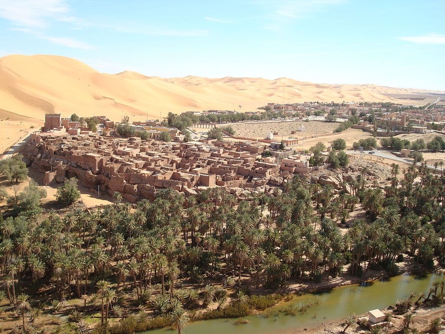 The guelta of Taghit — a natural lake in the heart of the palm grove