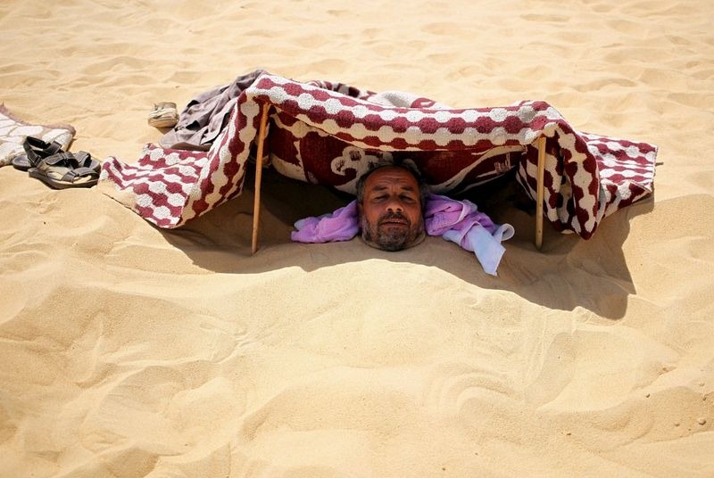 Bain de sable thérapeutique – sablothérapie traditionnelle dans le désert