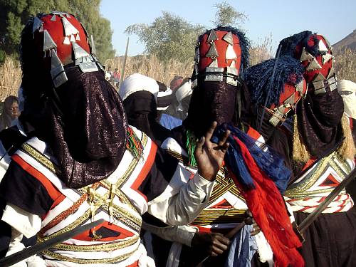 Sebeiba – cérémonie matinale, procession et chants à Djanet