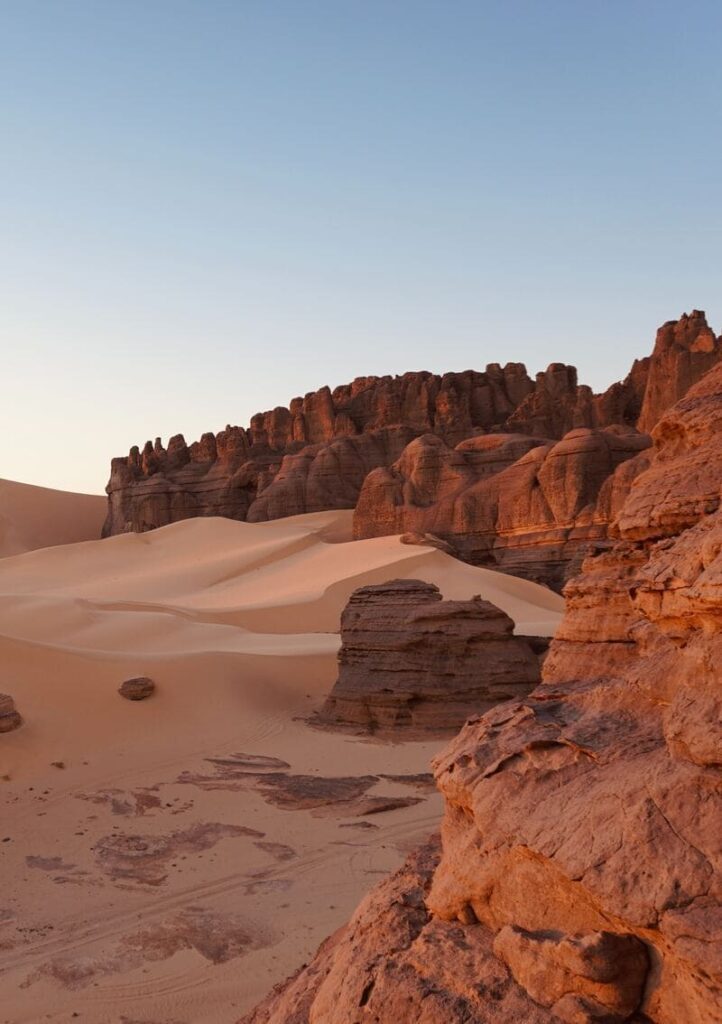 Paysage du Hoggar – Tamanrasset, désert minéral et formations rocheuses