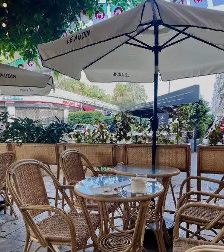 Le Audin - café con terraza en la place Maurice Audin, Argel