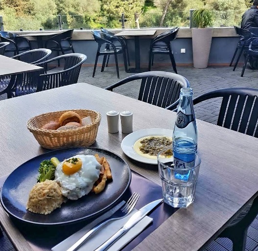 Le Perchoir - restaurant Hydra perché sur une librairie