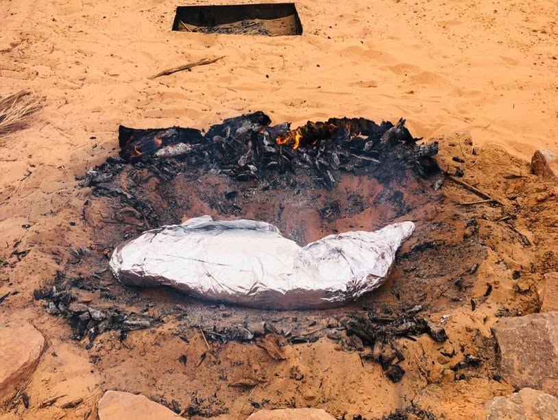 Tagella, torta de sémola cocida en la arena caliente