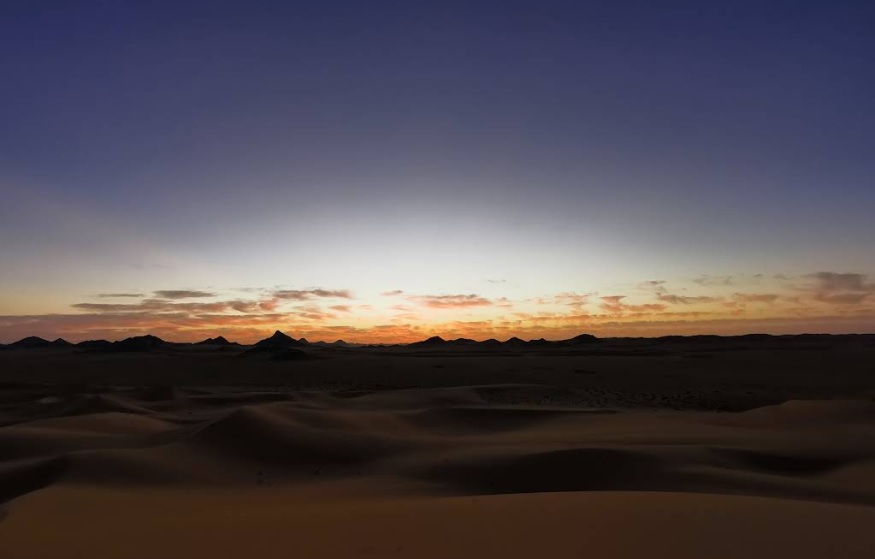 Bivouac sous les étoiles dans le Sahara algérien en décembre