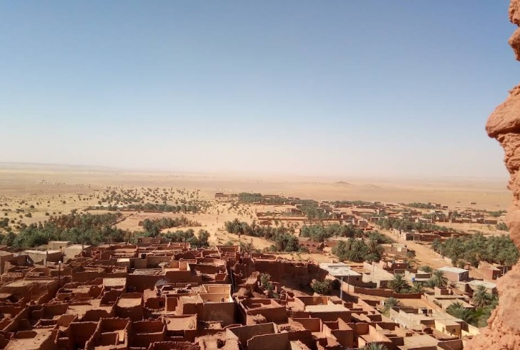 Muros de pisé rojo del ksar de Ighzer dominando el palmeral