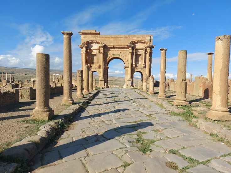 Arco di Traiano di Timgad, simbolo delle rovine romane dell'Algeria