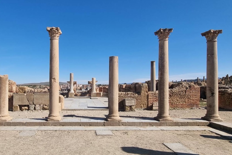 Cortile porticato della biblioteca di Timgad