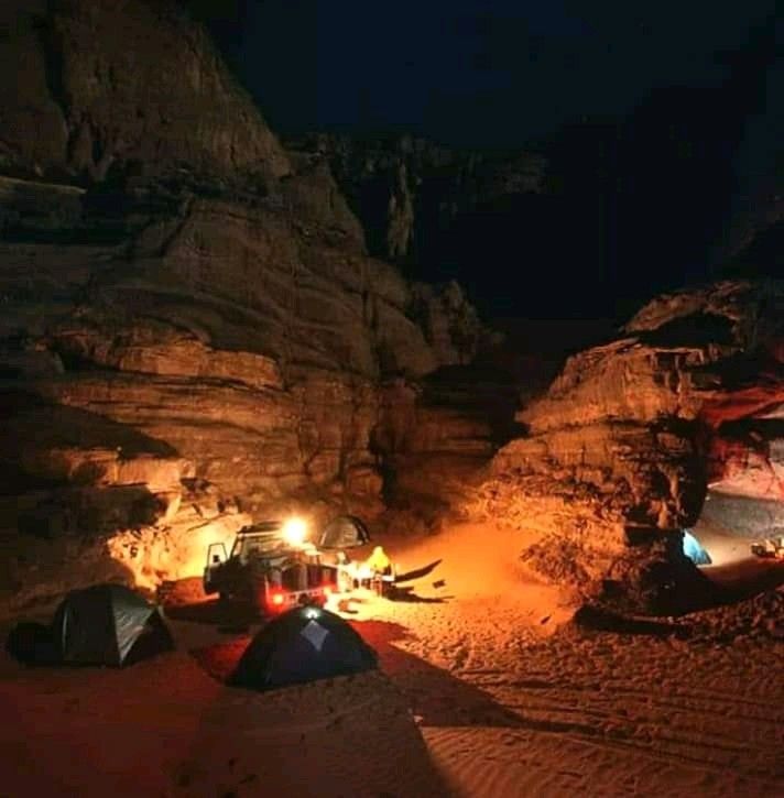 La nuit du réveillon au bivouac, au pied d'une arche naturelle