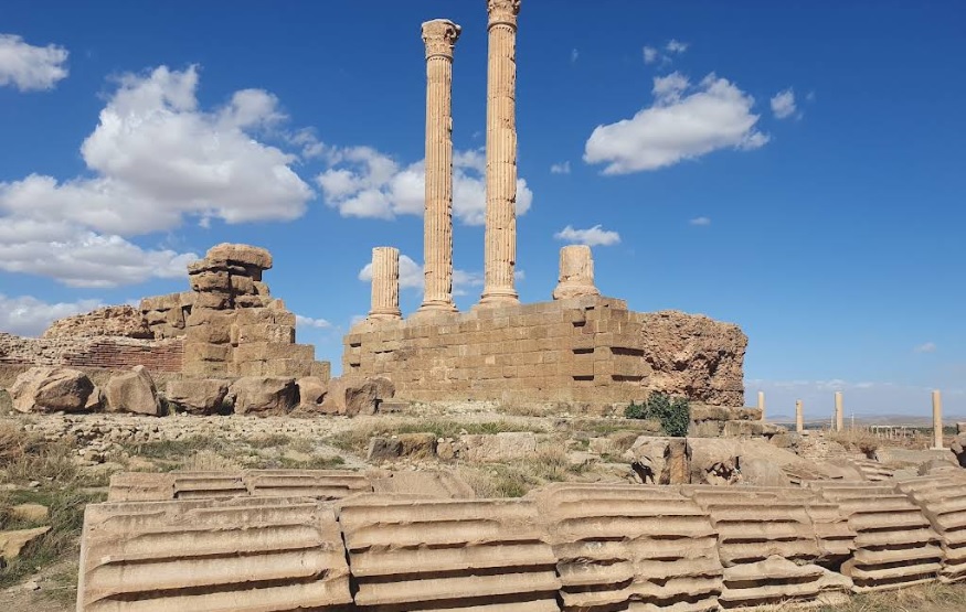 Campidoglio di Timgad - scalinata monumentale e capitelli corinzi