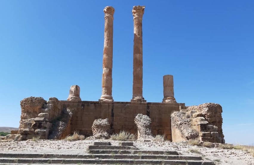 Colonne del Campidoglio di Timgad nella periferia ovest