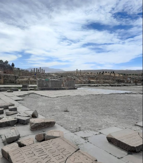 Foro di Timgad - portici e curia della città romana