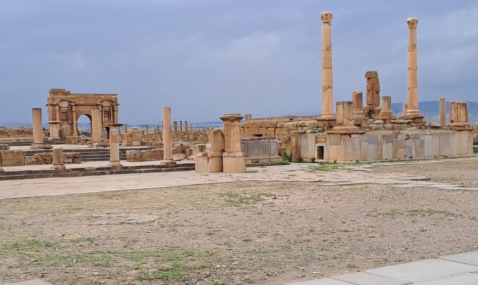 Il foro di Timgad - piazza lastricata e colonne corinzie