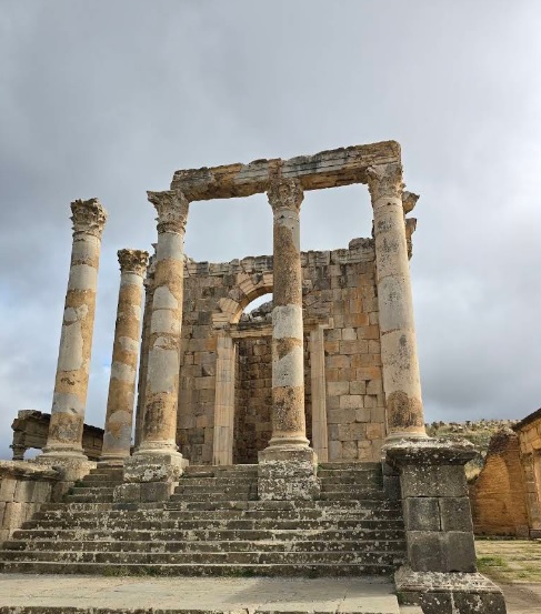 Scalinata monumentale del tempio di Settimio Severo a Djemila