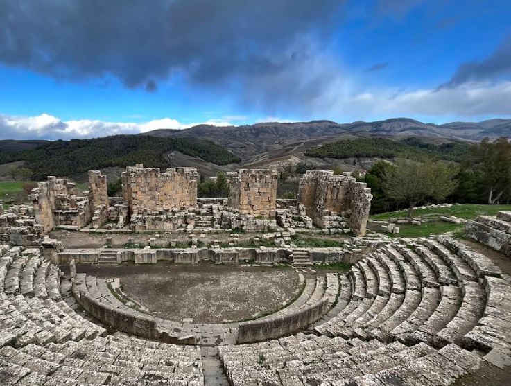 Teatro antico di Djemila integrato nel paesaggio montuoso
