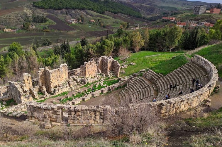 Il teatro romano di Djemila addossato alla collina