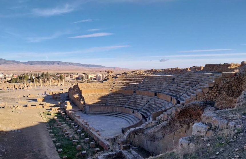 Teatro di Timgad scavato nel fianco della collina