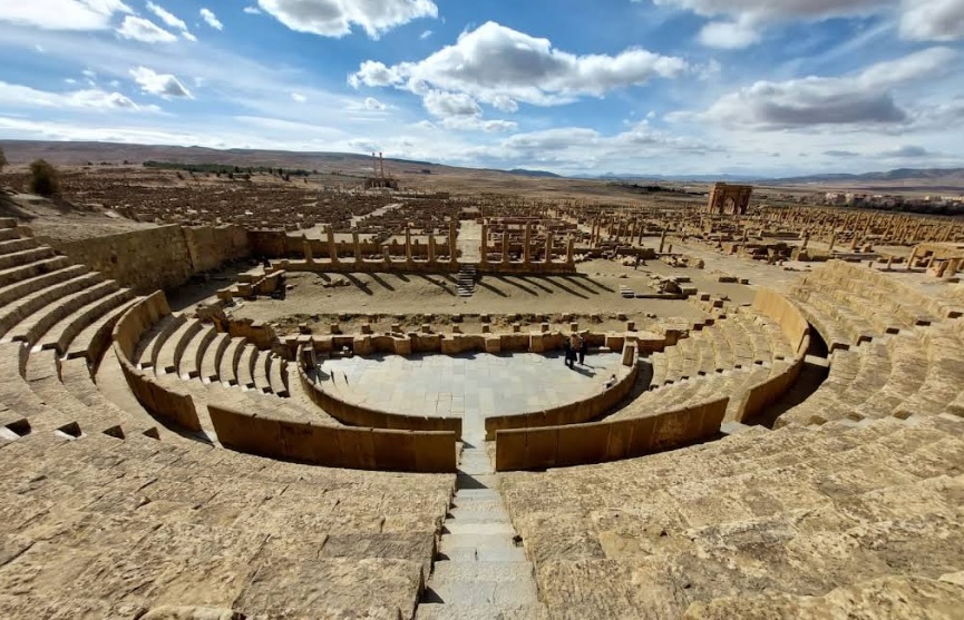 Il teatro romano di Timgad e i suoi 24 gradoni