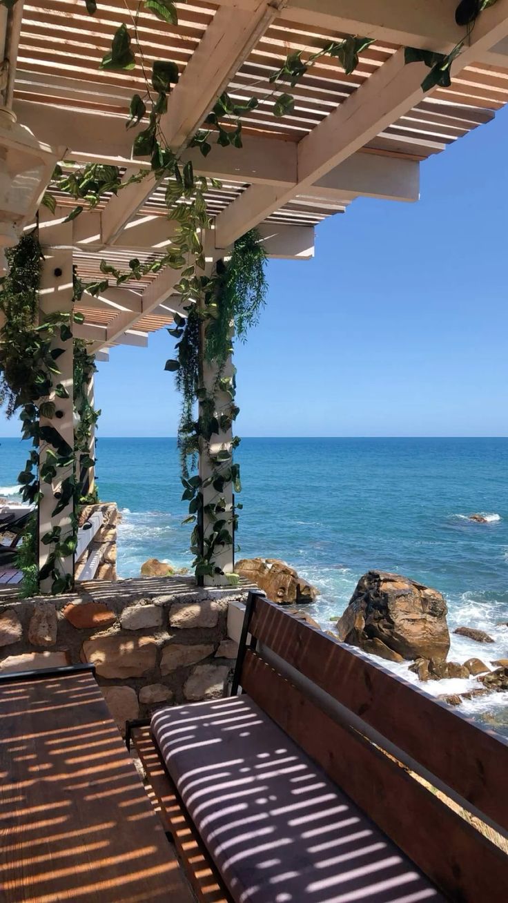 Reliefs rocheux entourant la plage de Tighremt