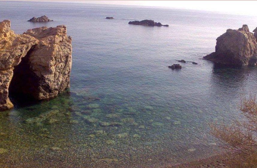 Petites grottes accessibles à marée basse à Tighremt