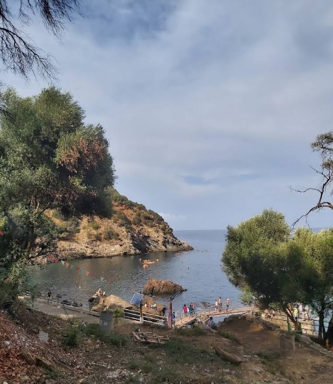Rochers ocres encadrant la crique des Aiguades à Béjaïa