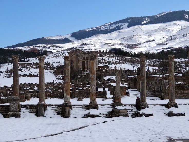 Rovine romane dell'Algeria - colonnati antichi senza folla