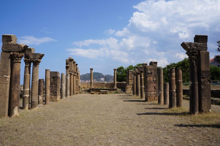 Ruines romaines de Tigzirt surgissant entre les maisons